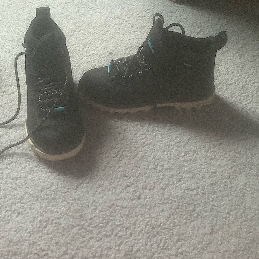 Native snow boots in black